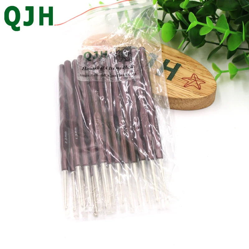 QJH 16pcs Plastic Handle Crochet Hooks Handle Knitting Needles Set Crochetings and Knittings 0.5mm-2.5mm 16 Size
